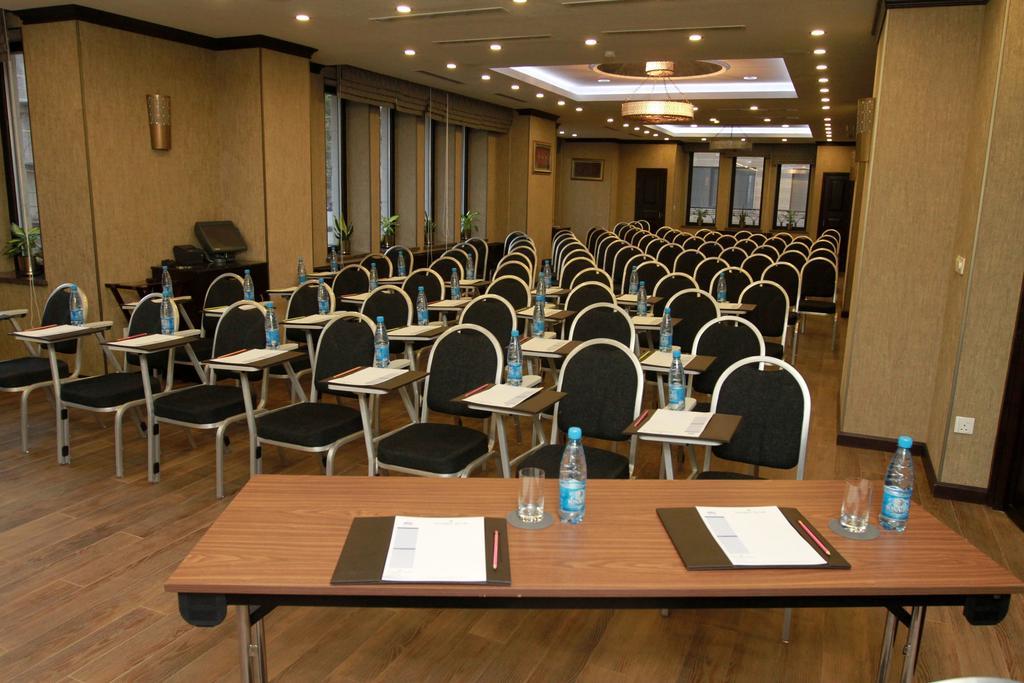 Hotel Ramada By Wyndham Bishkek Centre Zewnętrze zdjęcie