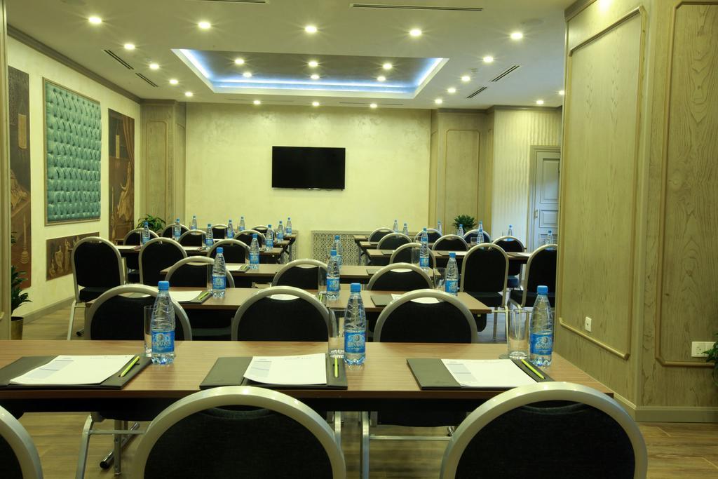 Hotel Ramada By Wyndham Bishkek Centre Zewnętrze zdjęcie