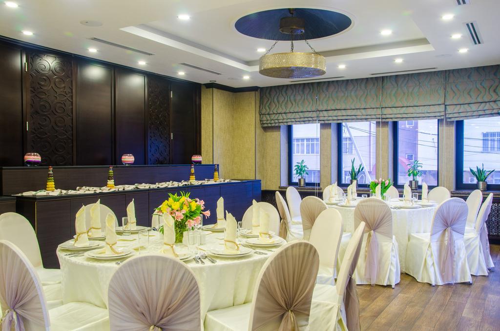 Hotel Ramada By Wyndham Bishkek Centre Zewnętrze zdjęcie
