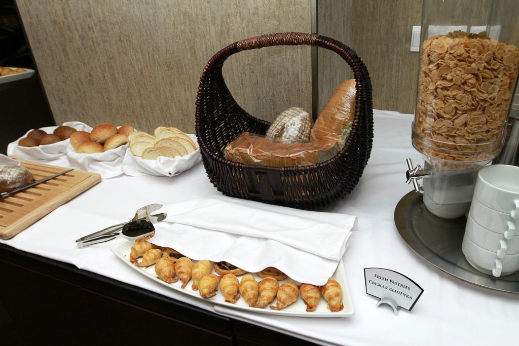 Hotel Ramada By Wyndham Bishkek Centre Zewnętrze zdjęcie