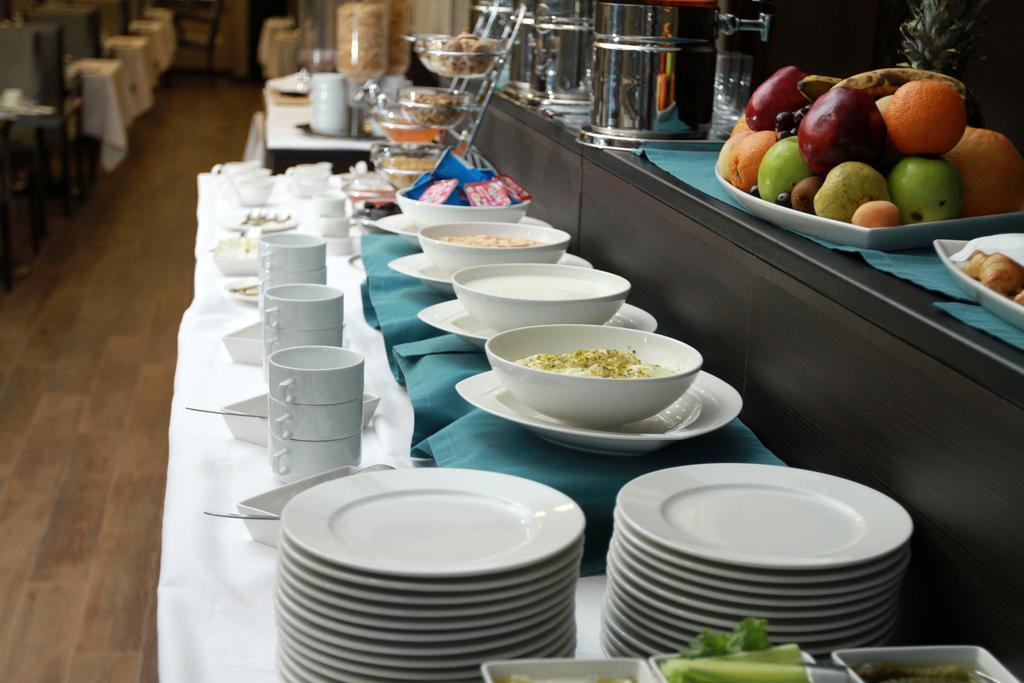Hotel Ramada By Wyndham Bishkek Centre Zewnętrze zdjęcie