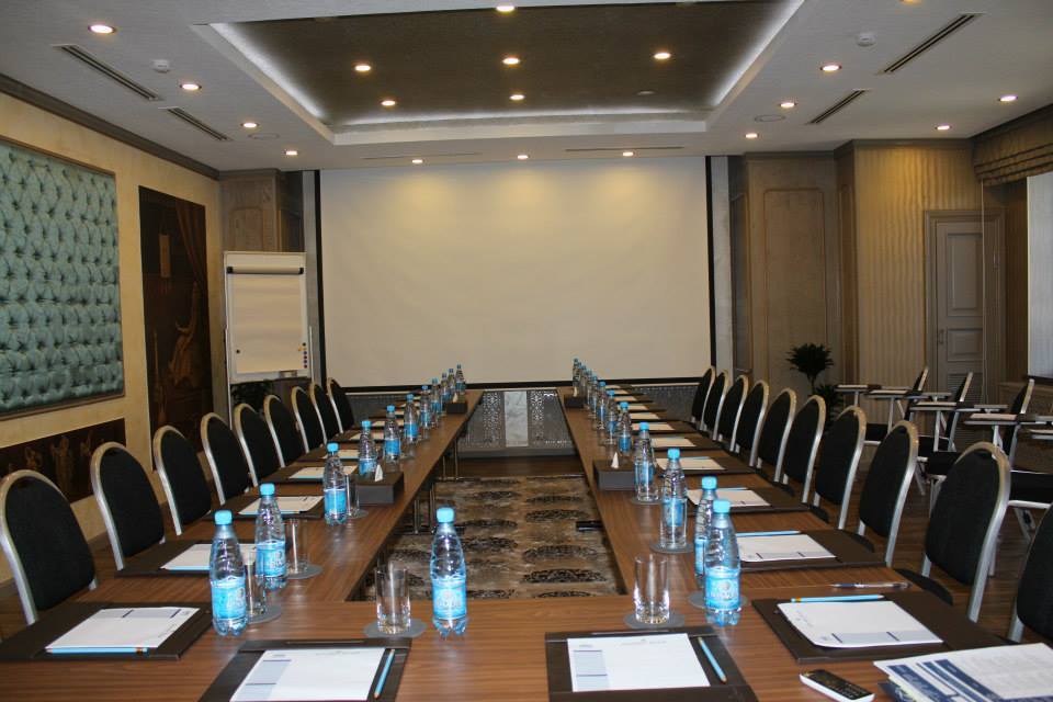 Hotel Ramada By Wyndham Bishkek Centre Zewnętrze zdjęcie