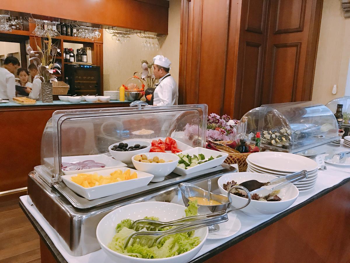 Hotel Ramada By Wyndham Bishkek Centre Zewnętrze zdjęcie