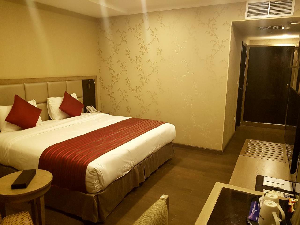 Hotel Ramada By Wyndham Bishkek Centre Zewnętrze zdjęcie