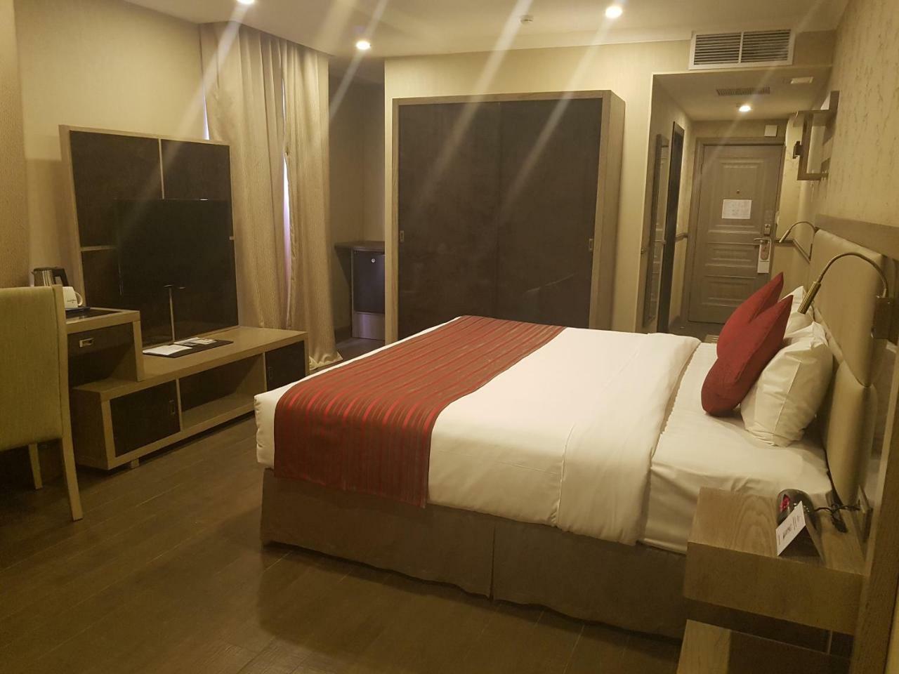 Hotel Ramada By Wyndham Bishkek Centre Zewnętrze zdjęcie