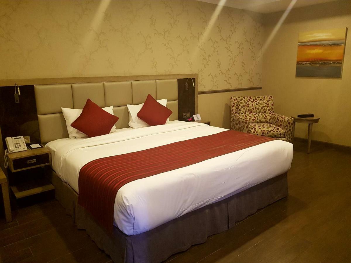 Hotel Ramada By Wyndham Bishkek Centre Zewnętrze zdjęcie