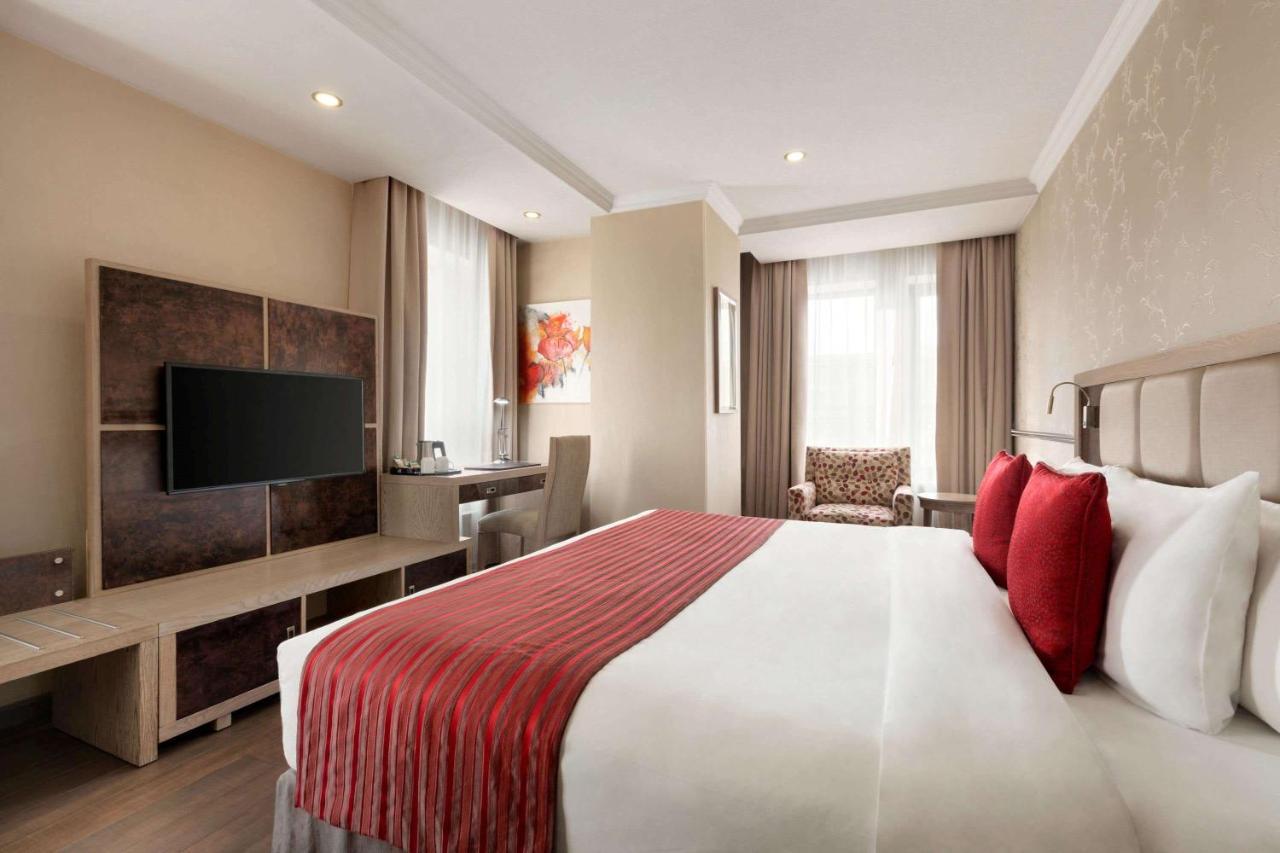 Hotel Ramada By Wyndham Bishkek Centre Zewnętrze zdjęcie